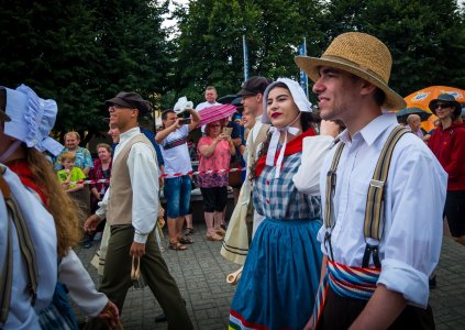 Barwny korowód z okazji TKB przeszedł przez Wisłę
